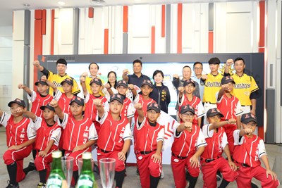 中國信託攜手國資圖　借書送中信兄弟主場門票